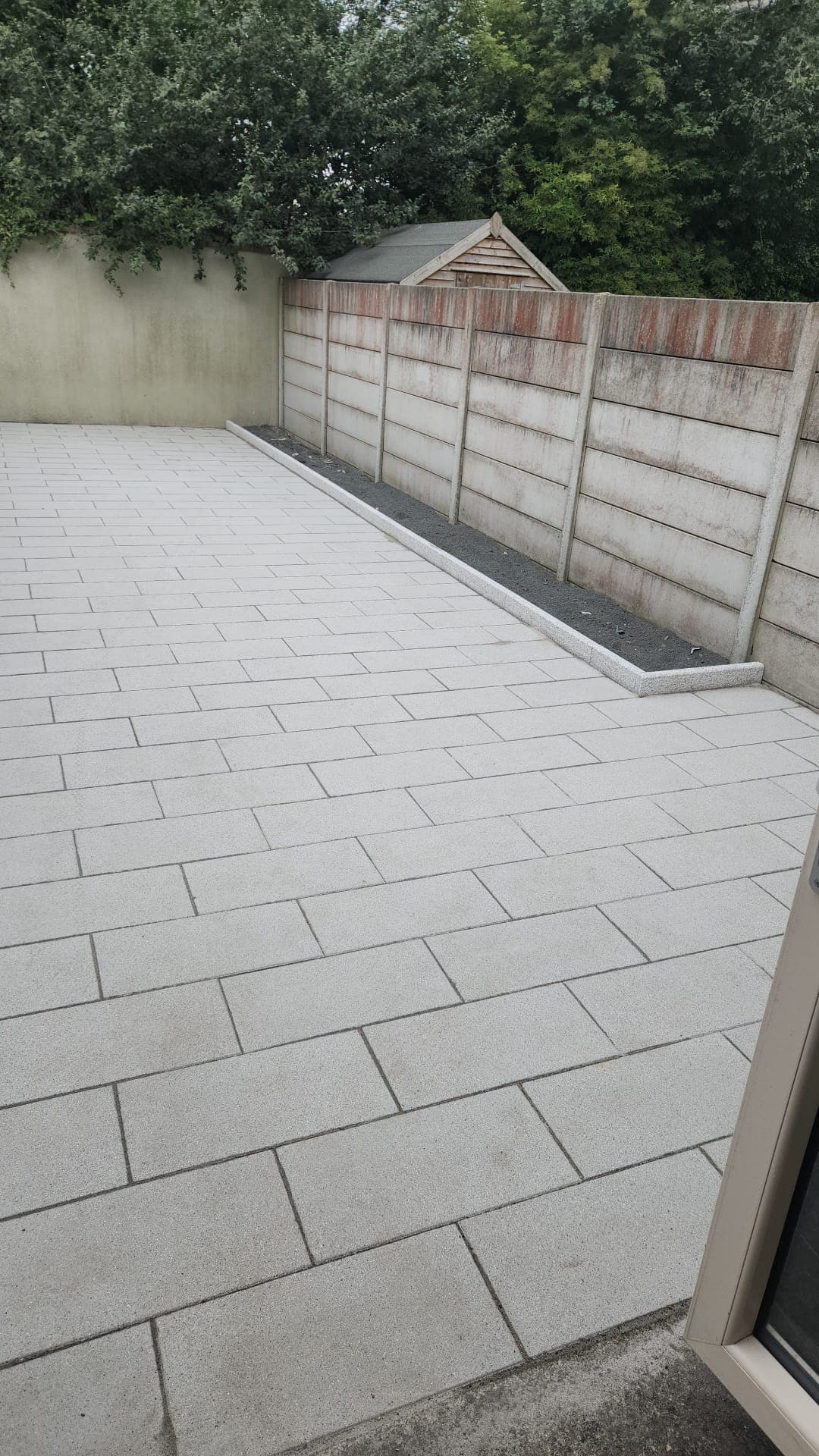 Granite kerb border with gravel drainage strip