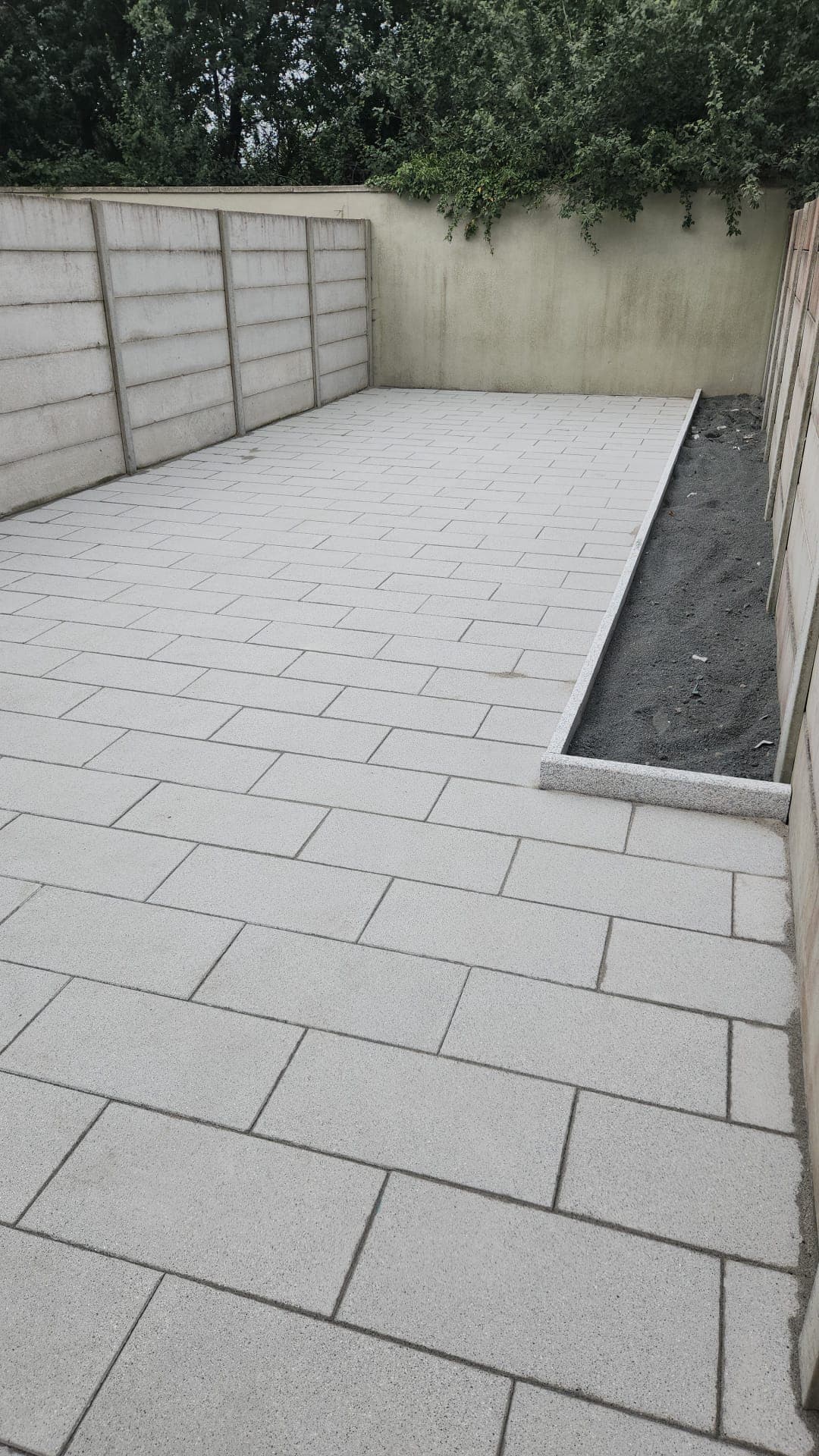 Stretcher-bond paving detail along the boundary