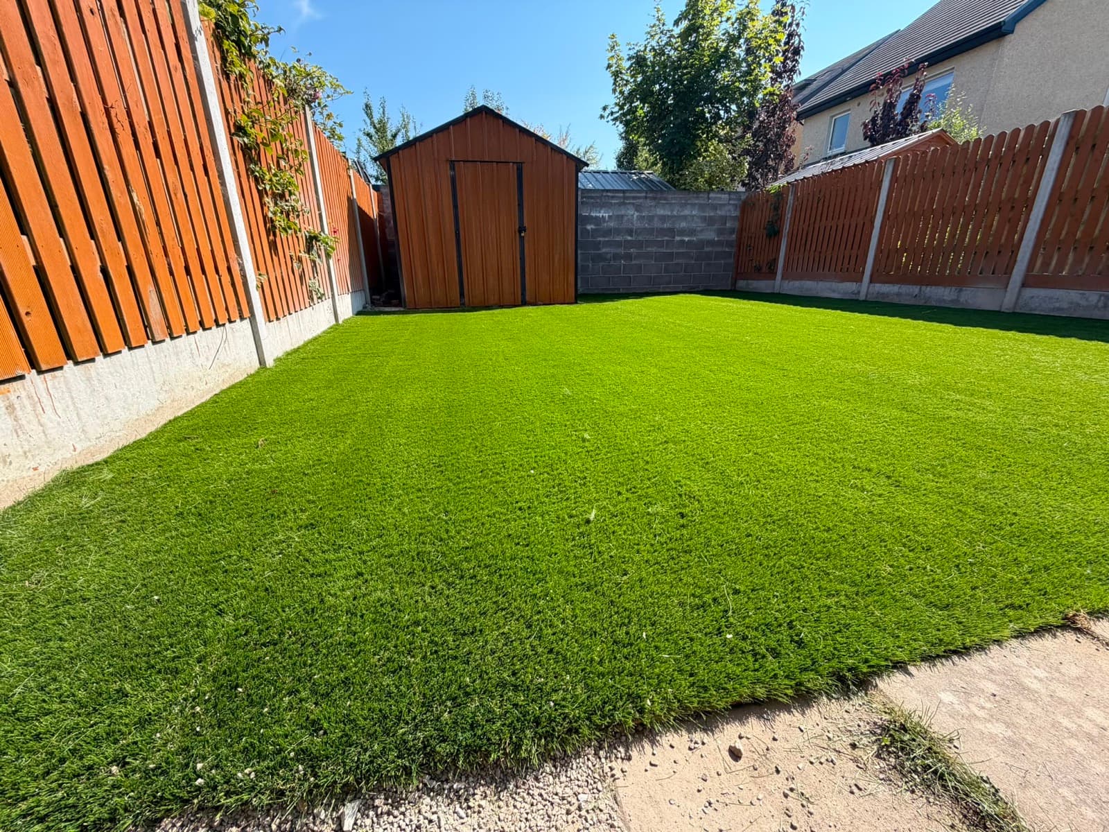 Artificial grass with clean gravel border