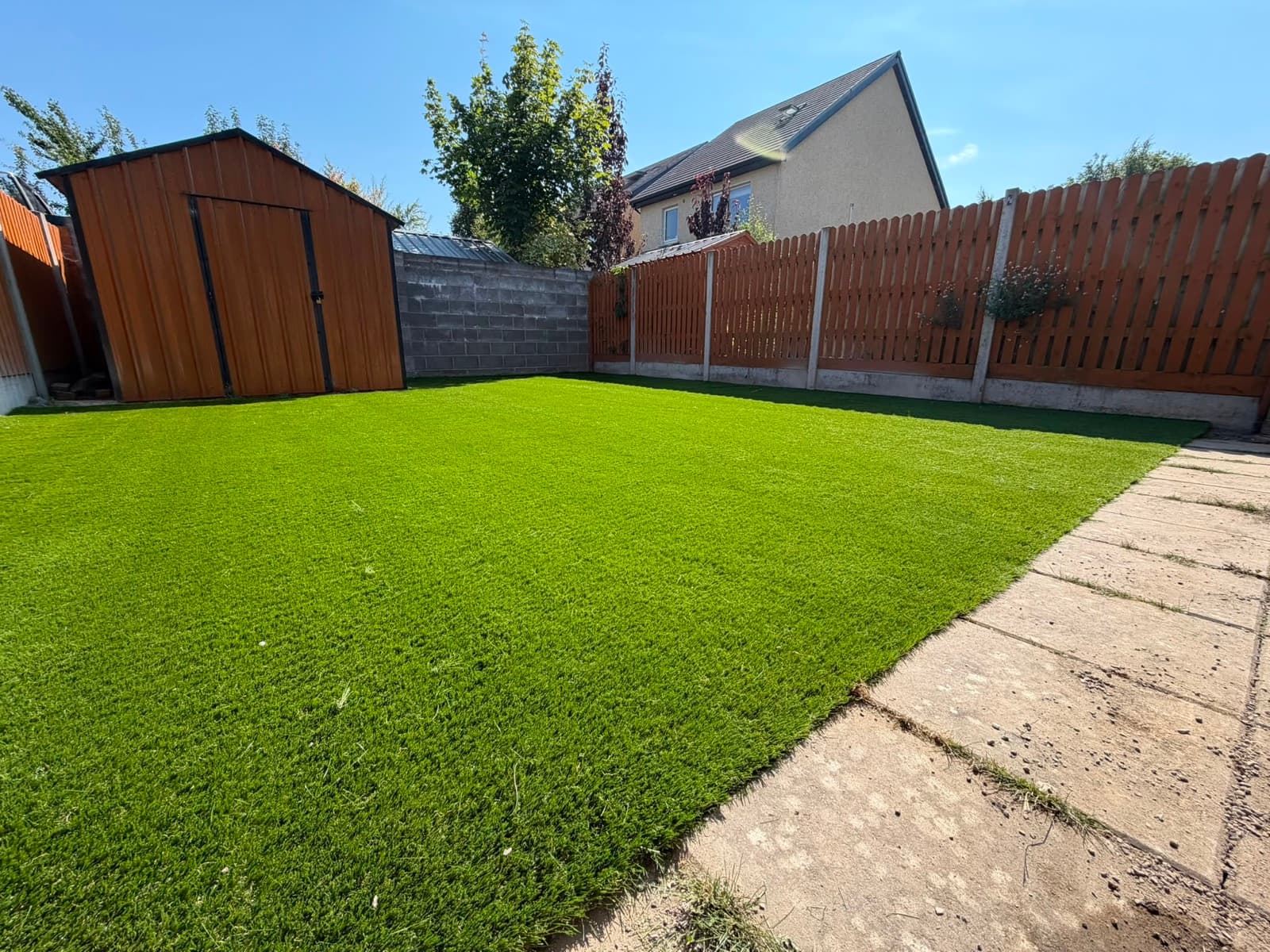 Low-maintenance artificial lawn, wall to wall
